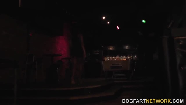 Ненасытная негритянка раздвинула ноги в групповухе в клубе - #1