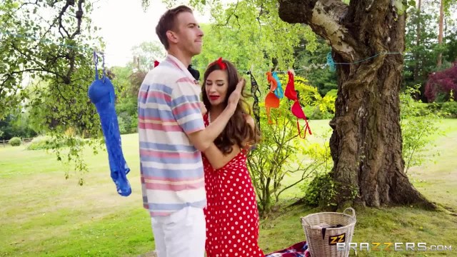 Жопастая стерва на природе прыгает на длинном члене друга - #1