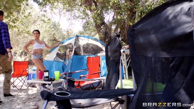 Супружеская пара пригласила девушку для групповушки втроём в палатке - #1