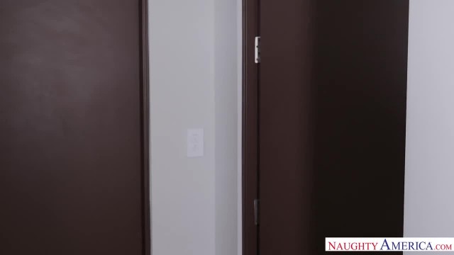 Худая латинка, пока не видит муж, удовлетворяет пилоткой его друга