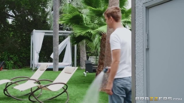 Парень отодрал рачком по-быстрому сисястую соседку за работой - #1