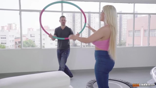 Пышногрудая блондинка на кастинге получила член между булок - #1