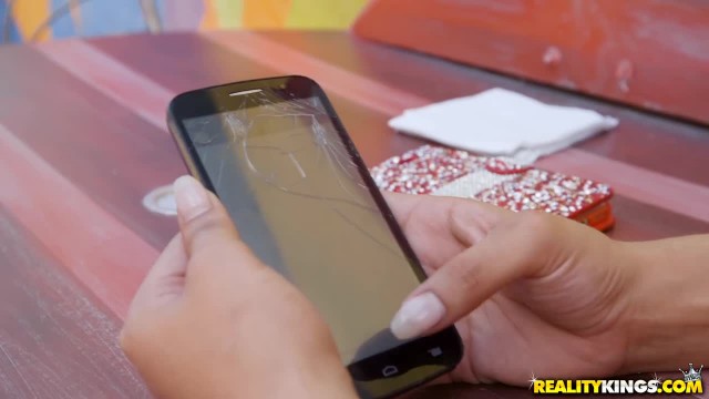 Парень в гостях присунул елдак между упругих булок латинки - #1