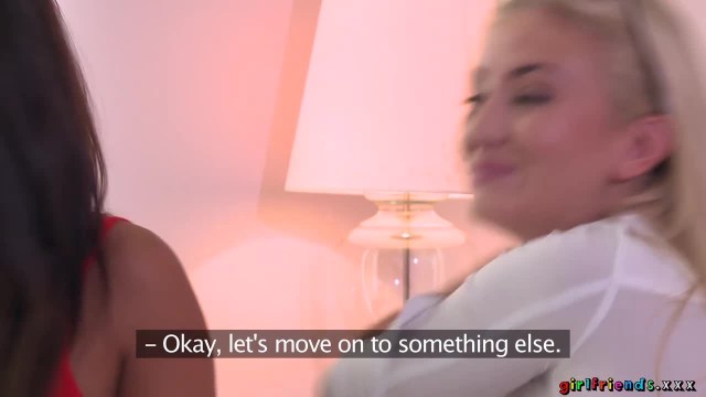 Мулатка вылизывает язычком бритую пилотку блондике в чулках - #3