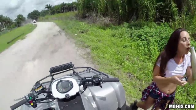 Парень трахает на мотоцикле без резинки худую подругу - #1
