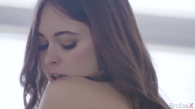 Худая девушка с маленькими дойками делает глубокий минет бородачу - #1