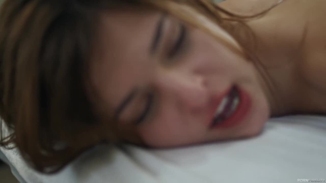 Массажист в разных позах растрахивает дырки молодой стервы