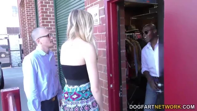 Старый негр оттрахал молодую блондинку на глазах мужа - #1