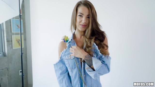 Жопастая девушка в гостях насадилась на толстый член незнакомца - #2