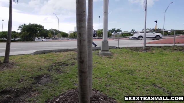 Стройная блондинка  с ушками на голове кончает в скачке на члене парня - #1