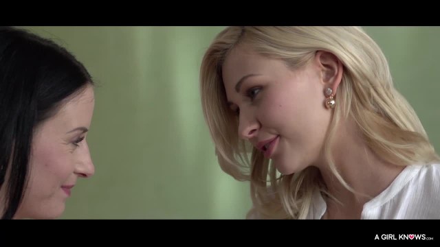 Две молодых лесбиянки ласкают пилотки в позе 69 на кровати - #3