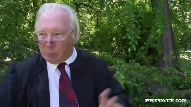 Сисястая студентка в кустах кончает впервые от двойного проникновения - #1