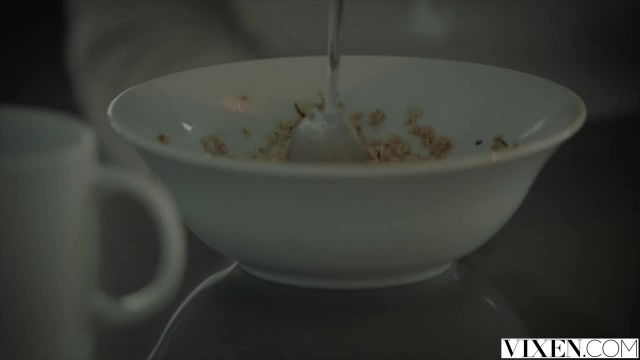 Грудастая блондинка взяла за щёку огромный член парня сестры - #1